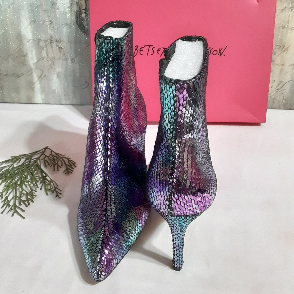 🍀2×45🍀Betsey Johnson Alba Embossed Booties - Picture 7 of 8